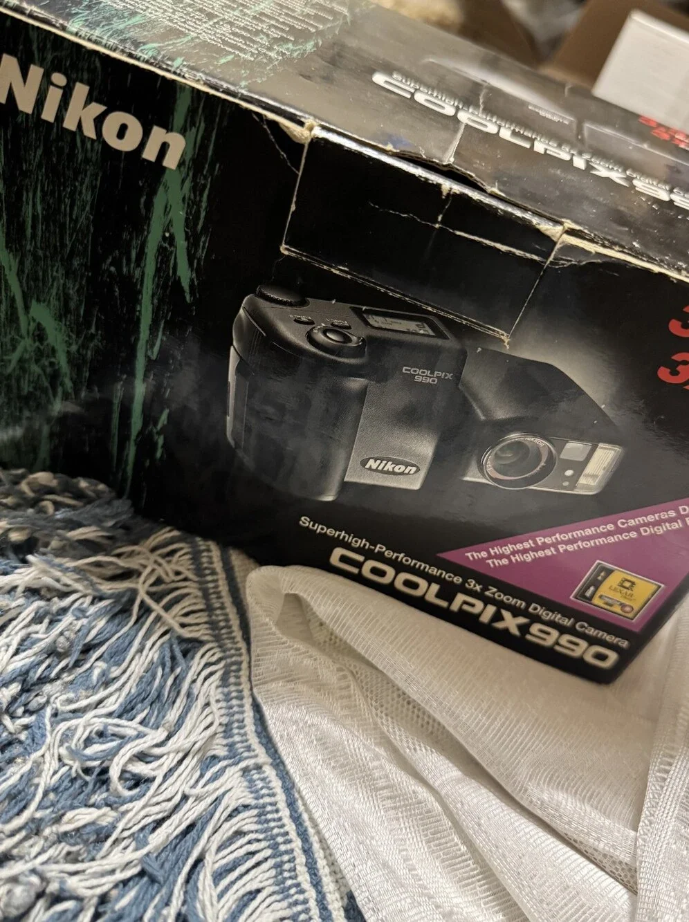Nikon Coolpix 950 Digital Camera - Black with Purple Accent NIB